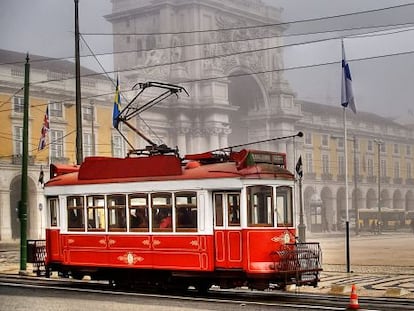 Un tranv&iacute;a en la Pra&ccedil;a do Comercio de Lisboa. 