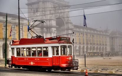 Un tranvía en la Praça do Comercio de Lisboa.