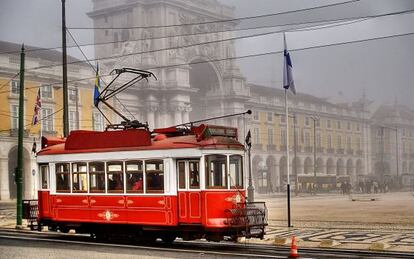 Un tranv&iacute;a en la Pra&ccedil;a do Comercio de Lisboa. 