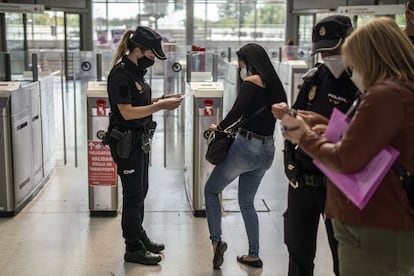Controles de la Policía Nacional en la estación de tren de Entrevías (Madrid).