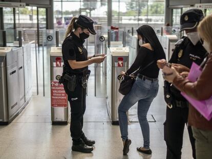 Controles de la Policía Nacional en la estación de tren de Entrevías (Madrid), este lunes.