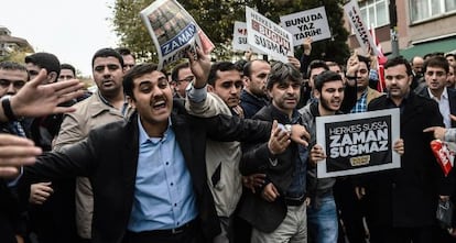 Manifestantes en una protesta contra la intervención judicial del grupo empresarial Koza-Ipek, contrario al Gobierno turco.