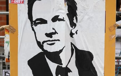Pancarta con Assange, delante de la embajada de Ecuador en Londres. 