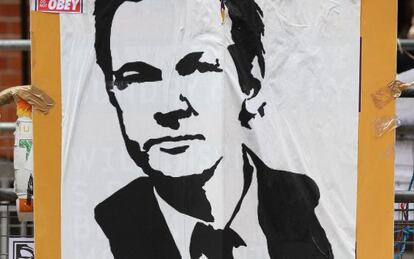 Pancarta con Assange, delante de la embajada de Ecuador en Londres.