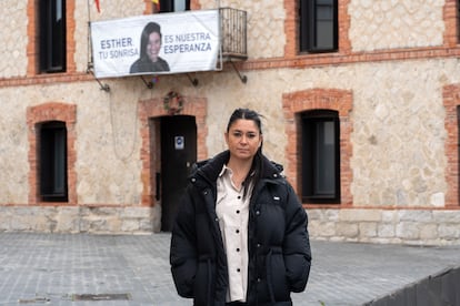 Inés, hermana de Esthér López, en la plaza del Ayuntamiento de Traspinedo (Valladolid), donde un cartel la recuerda tres años después de su muerte.