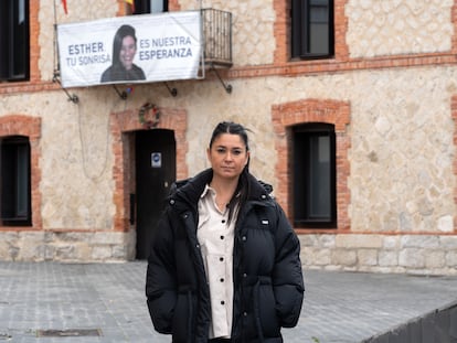 Inés, hermana de Esthér López, en la plaza del Ayuntamiento de Traspinedo (Valladolid), donde un cartel la recuerda tres años después de su muerte.