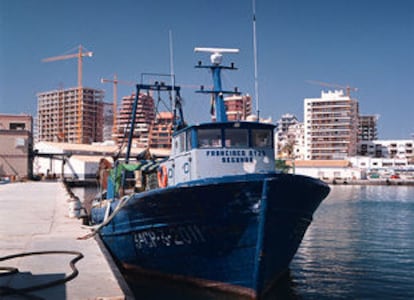 El <i>Francisco Aiza II</i>, barco que rescató a los marineros, amarrado ayer en Calp.