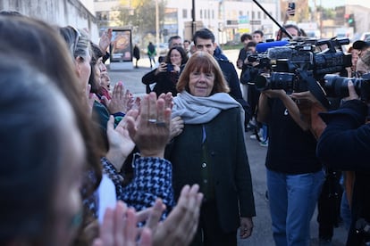 Gisele Pelicot recibe los aplausos de varias mujeres a su llegada al Tribunal de Aviñón (Francia), este miércoles.