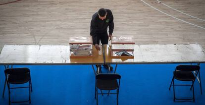 ElecciPreparativos para las elecciones para el Parlament 2021 en el Polideportivo Municipal Camp de Ferro.