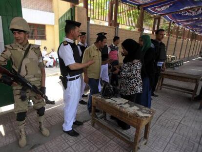 Un soldado supervisa la entrada a un colegio electoral en Egipto.