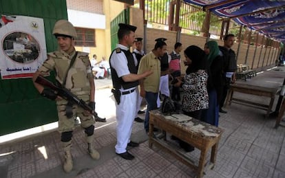 Un soldado supervisa la entrada a un colegio electoral en Egipto.