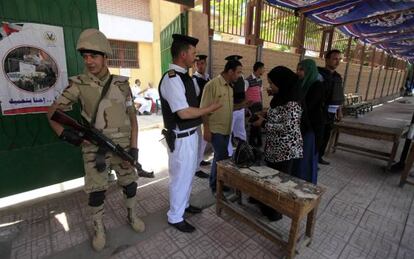 Un soldado supervisa la entrada a un colegio electoral en Egipto.