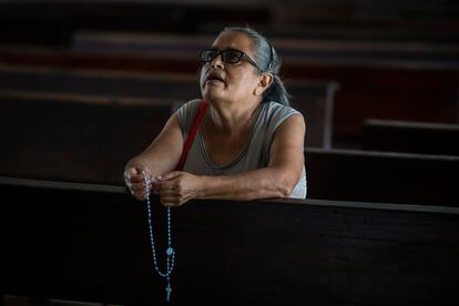 Una creyente reza en la catedral de Managua