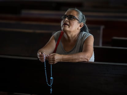 Una creyente reza en la catedral de Managua