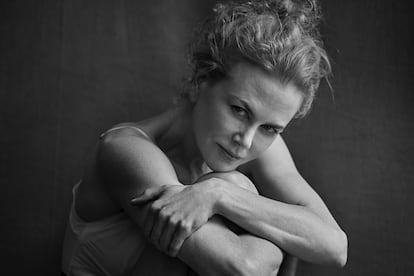 Nicole Kidman es la encargada de abrir el año del Calendario Pirelli 2017. Un almanaque que no dedica una sola página a cada mes, sino que algunas de sus protagonistas aparecen retratadas más de una vez por el reconocido fotógrafo alemán Peter Lindbergh.