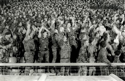 Soldados de las fuerzas de paz, en el concierto en Sarajevo, en una imagen de la web de U2.