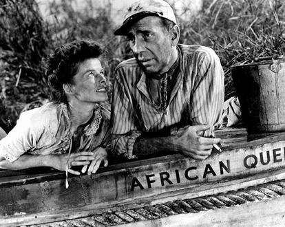 Katharine Hepburn y Humpfrey Bogart. Al estallar la Primera Guerra Mundial, huyen juntos de las tropas alemanas en un barco tan improbable como oxidado, adentrándose por un río africano. Él es un capitán bruto, enganchado a la bebida; ella, una misionera poco dada a los compromisos. Tremendamente distintos, pero condenados a entenderse.