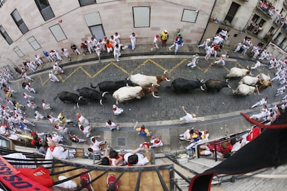 El paso de los toros de la ganadería Puerto de San Lorenzo por una de las calles de Pamplona, este domingo, en los sanfermines de 2019.