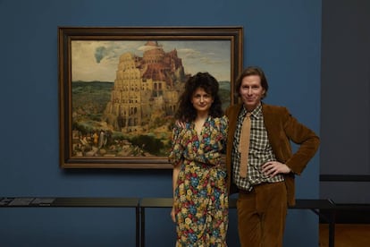 Juman Malouf y Wes Anderson, ante 'La torre de Babel' (1563) de Pieter Brueghel el Viejo, en Viena.