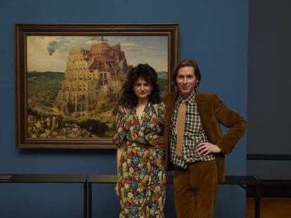 Juman Malouf y Wes Anderson, ante 'La torre de Babel' (1563) de Pieter Brueghel el Viejo, en Viena.