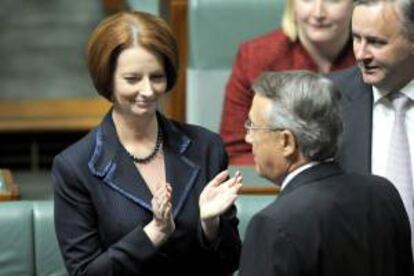 La primera ministra australiana, Julia Gillard (izq), aplaude al Tesorero de Australia, Wayne Swan, tras pronunciar éste el discurso de presentación de los presupuestos para el año fiscal 2012-2013 ante el Parlamento en Canberra (Australia), el 8 de mayo de 2012.