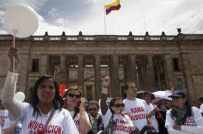 Trabajadores del sector de la justicia de Colombia lucen disfraces participan el pasado 26 de octubre, en una marcha desde las sedes de la Rama Judicial en Bogotá.