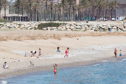 Aspecto de la playa de Sant Adrià de Besòs (Barcelona) este jueves, el 7 de mayo.