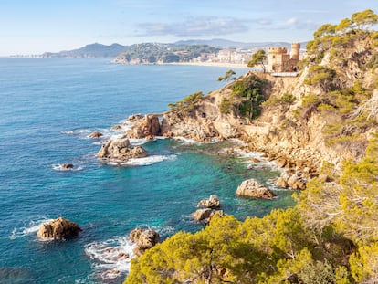 La caleta d’en Trons y el castillo de Lloret de Mar, en la Costa Brava (Girona)