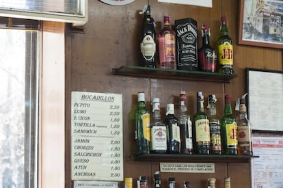 Esa lista de precios, que demuestra lo económico de la propuesta de El Palentino, saludaba cada mañana a los habituales del bar. Y despedía cada noche a los más noctámbulos.