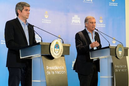 El jefe de Gabinete argentino, Marcos Peña, y el ministro de Comunicaciones, Óscar Aguad, en rueda de prensa.