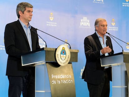 El jefe de Gabinete argentino, Marcos Peña, y el ministro de Comunicaciones, Óscar Aguad, en rueda de prensa.