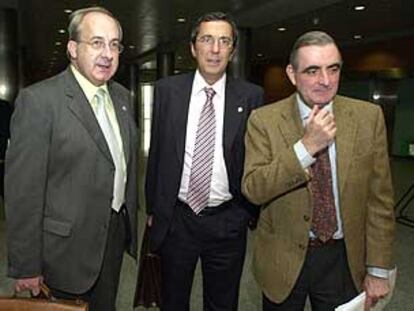 Los tres diputados generales, González de Txabarri (izquierda), José Luis Bilbao y Ramón Rabanera, antes de la reunión del Consejo Vasco de Finanzas.