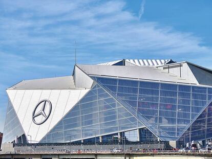 Mercedes-Benz Stadium de los Atlanta Falcons (a la derecha) está considerado uno de los más avanzados del mundo.
