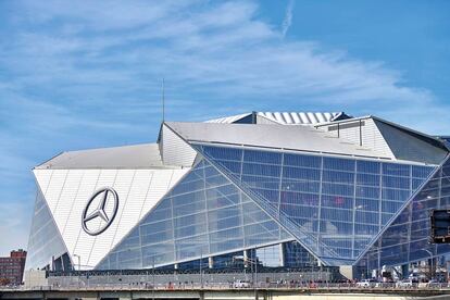 Mercedes-Benz Stadium de los Atlanta Falcons (a la derecha) está considerado uno de los más avanzados del mundo.