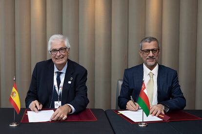 El presidente de Cofides, José Luis Curbelo, y el presidente de Oman Investment Authority, Abdulsalam Al Murshid, durante la firma del acuerdo