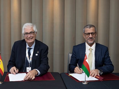 El presidente de Cofides, José Luis Curbelo, y el presidente de Oman Investment Authority, Abdulsalam Al Murshid, durante la firma del acuerdo