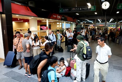 Un grupo de viajeros, este martes, en la estación de Atocha.
