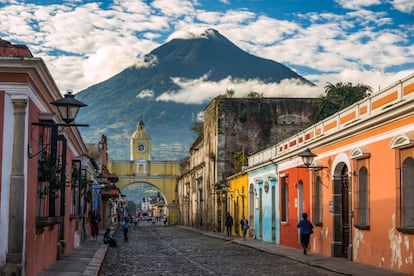 Gigantescas cumbres volcánicas y laderas cubiertas de cafetales son el telón de fondo de los vestigios de la ocupación española en Antigua, la otrora capital de Guatemala, destino turístico imprescindible por su bien conservada arquitectura barroca.