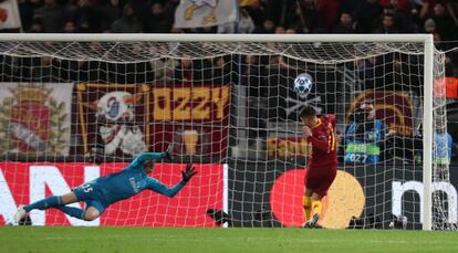 El jugador de la Roma, Cengiz Under, falla a puerta vacía una ocasión de gol.