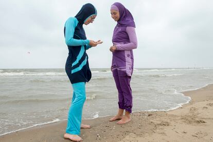 Dos mujeres con burkini este verano en una playa holandesa.