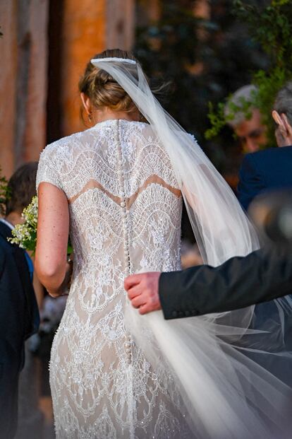 Detalle de la parte posterior del vestido de Chrysi Vardinogianni, un diseño de Christos Costarellos, uno de los diseñadores favoritos de 'royals' y 'celebrities' y conocido por sus creaciones femeninas y románticas.