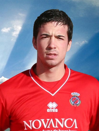 Juan Mena, posando con la camiseta del equipo de fútbol de Orcasitas.