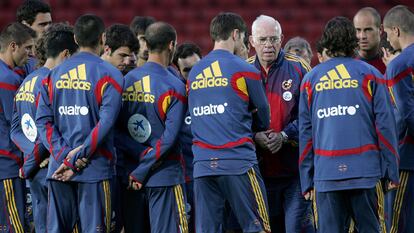 Luis Aragonés charla con sus jugadores durante el entrenamiento previo a un partido de clasificación para la Eurocopa 2008.