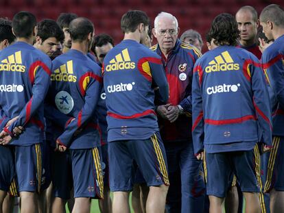 Luis Aragonés charla con sus jugadores durante el entrenamiento previo a un partido de clasificación para la Eurocopa 2008.