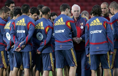 Luis Aragonés charla con sus jugadores durante el entrenamiento previo a un partido de clasificación para la Eurocopa 2008.