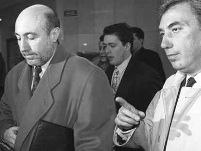Luis Roldán, ex director general de la Guardia Civil, en los juzgados de la plaza de Castilla acompañado de su abogado, en 1994.