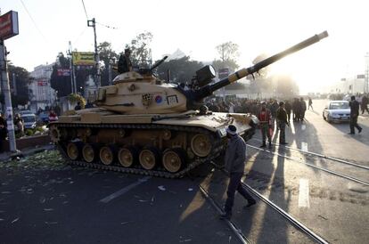 Un tanque junto al palacio de Morsi.