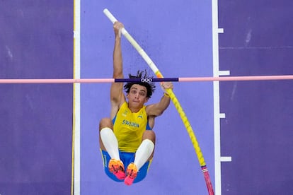 El atleta sueco 'Mondo' Duplantis realiza un salto para la historia (6,25m).


Associated Press / LaPresse
Only italy and Spain