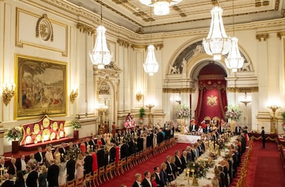 Un aspecto del salón de palacio engalanado para la cena.