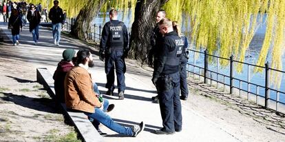 Policías patrullando en un parque de Berlín este fin de semana.